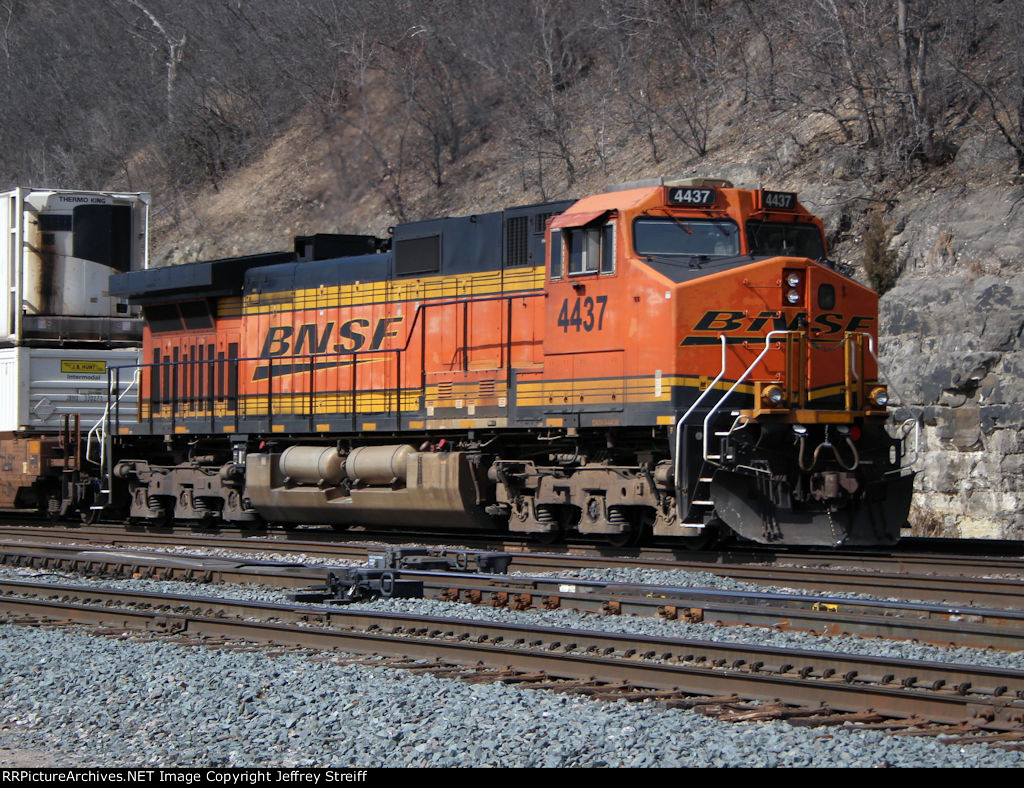 BNSF 4437